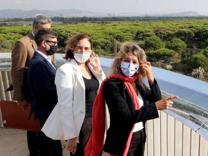 La vicepresidenta Yolanda Díaz y los alcaldes de Barcelona y de El Prat, Ada Colau y Lluis Mijoler, esta mañana en la laguna de la Ricarda.