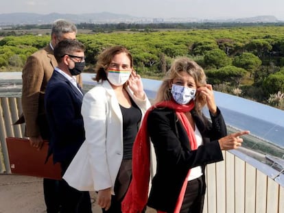 La vicepresidenta Yolanda Díaz y los alcaldes de Barcelona y de El Prat, Ada Colau y Lluis Mijoler, esta mañana en la laguna de la Ricarda.