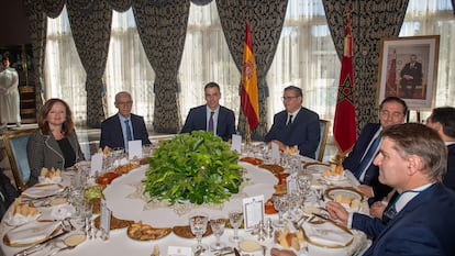 El presidente del Gobierno, Pedro Sánchez (a la izquierda de la bandera española) y a la izquierda el jefe de Gobierno de Marruecos, Azia Ajanuch, este miércoles en Rabat (Marruecos).