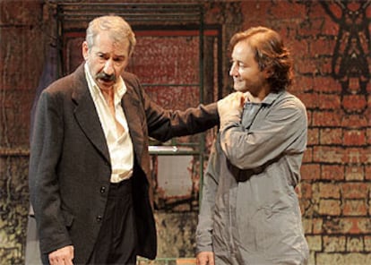 José Sacristán (izquierda) y Carlos Santos, en un ensayo de &#39;Almacenados&#39;.