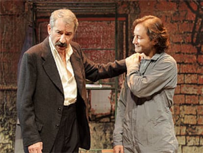 José Sacristán (izquierda) y Carlos Santos, en un ensayo de 'Almacenados'.