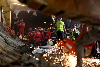 Labores de rescate en la estacin en la que se ha derrumbado parte del techo, este viernes en la ciudad serbia de Novi Sad.