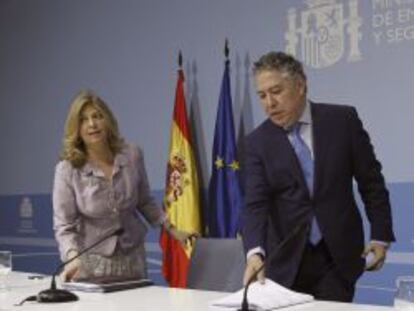 Los secretarios de Estado de Empleo y de Seguridad Social, Engracia Hidalgo (i) y Tom&aacute;s Burgos (d), durante la rueda de prensa de presentaci&oacute;n de los datos de paro y afiliaci&oacute;n correspondientes al mes de junio, en la sede del Ministerio de Empleo en Madrid.