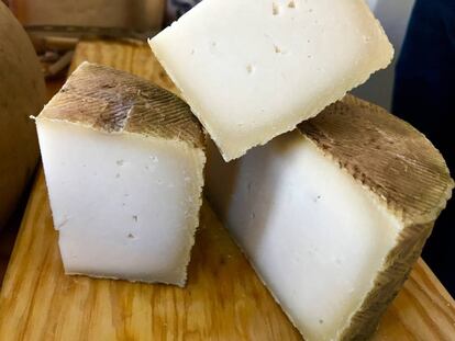 Curado de leche cruda de cabra, coagulación enzimatica de pasta prensada con 160 días de maduración. Quesos La Hortelana. Coín ( Málaga )