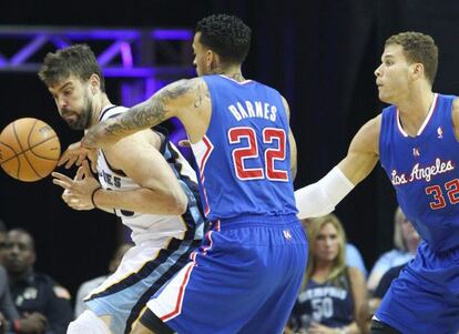 Barnes y Griffin tratan de robarle el balón a Marc Gasol.