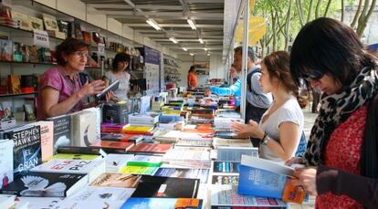 Varias personas, ayer en un puesto de la Feria del Libro de Bilbao.