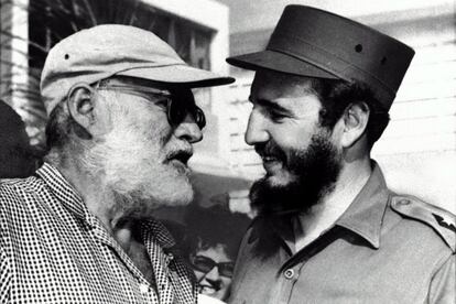 El premio nobel norteamericano Ernest Hemingway junto a Fidel Castro durante un torneo de pesca en La Habana el 1 de mayo de 1960.