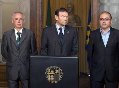 Ibarretxe (PNV) con sus consejeros Joseba Azkarraga (EA, a la izquierda) y Javier Madrazo (EB).