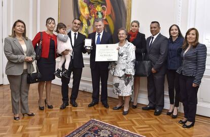 Ángel Martín Peccis recibe de Juan Manuel Santos la Cruz de Boyacá, en la Casa de Nariño.