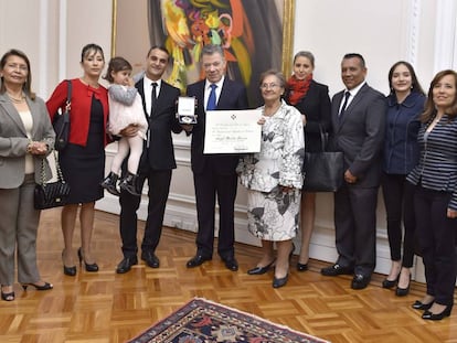 Ángel Martín Peccis recibe de Juan Manuel Santos la Cruz de Boyacá, en la Casa de Nariño.