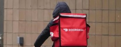 Un repartidor de DoorDash, en Nueva York durante la pandemia.