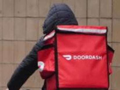 Un repartidor de DoorDash, en Nueva York durante la pandemia.