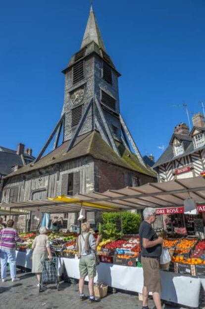 Mercado en Honfleur, en la región de Normandía.