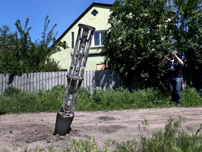 Una bomba de racimo clavada en el suelo tras un ataque cerca de Járkov, el 10 de junio de 2022.