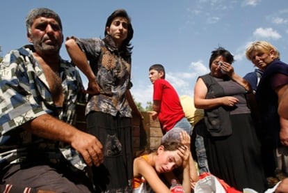 Refugiados georgianos huyen de la localidad de Gori, tras los ataques de tropas rusas, durante la guerra destada entre ambos países por Osetia del Sur.