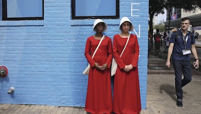 Mulheres vestidas de aias para uma campanha promocional da série de televisão 'The Handmaid's Tale', que ainda não estreou no Brasil.