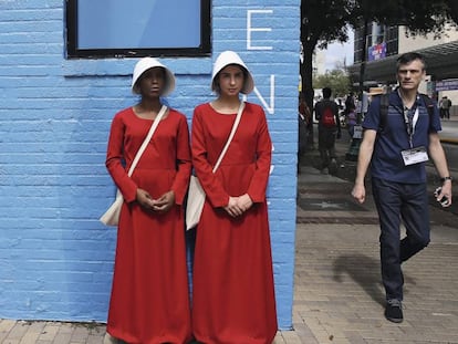 Mulheres vestidas de aias para uma campanha promocional da série de televisão 'The Handmaid's Tale', que ainda não estreou no Brasil.