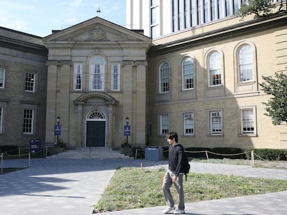 Un estudiante camina enfrente de la Universidad de Toronto en Ontario el 26 de septiembre 2023.