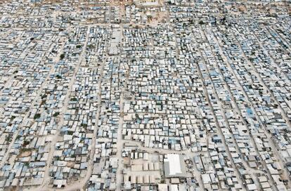 Una vista aérea muestra el campamento de al-Karamah para los desplazados internos sirios, en Idlib, Siria.