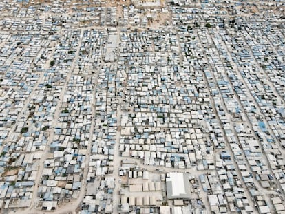 Una vista aérea muestra el campamento de al-Karamah para los desplazados internos sirios, en Idlib, Siria.