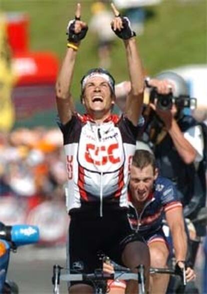 Basso hace un gesto de victoria al ganar la etapa ante Armstrong.