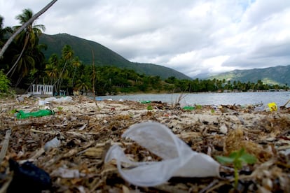La basura por los suelos es una constante en Haití. Las playas idílicas no se libran de ella.
