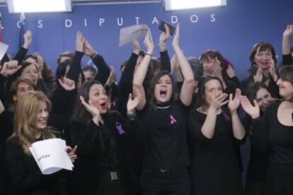 Un grupo de unas sesenta periodistas parlamentarias, que trabajan habitualmente en el Congreso de los Diputados, se han fotografiado en la sala de prensa de la Cámara Baja para mostrar su apoyo a la huelga feminista del 8M.