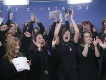 Un grupo de unas sesenta periodistas parlamentarias, que trabajan habitualmente en el Congreso de los Diputados, se han fotografiado en la sala de prensa de la Cámara Baja para mostrar su apoyo a la huelga feminista del 8M.