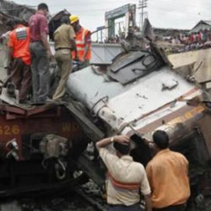 Accidente ferroviario en India, que deja al menos 49 muertos.