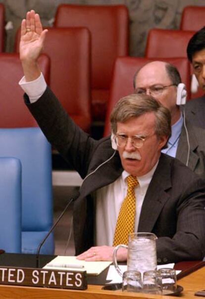 El embajador de EE UU ante la ONU, John Bolton, levanta su mano para vetar la resolución de condena a Israel redactada por Qatar.