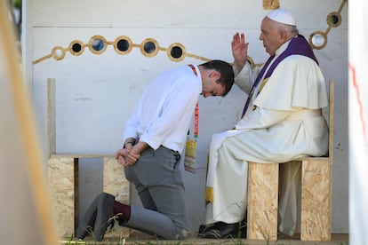 El papa Francisco escucha la confesión de un participante en el encuentro de jóvenes católicos de la Jornada Mundial de la Juventud (JMJ), el viernes.