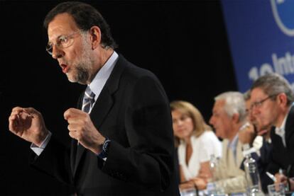 El líder del Partido Popular, Mariano Rajoy, durante su intervención en la reunión de alcaldes del PP en Sevilla.