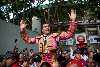 El diestro Octavio Chacón sale a hombros por la puerta grande, hoy en Pamplona.