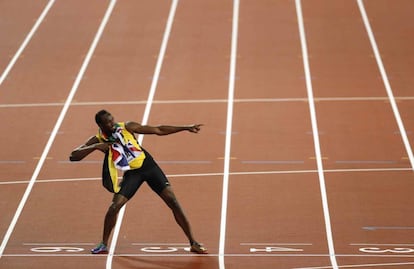 Bolt con una pose característica suya, tras su última carrera de los 100 metros lisos.