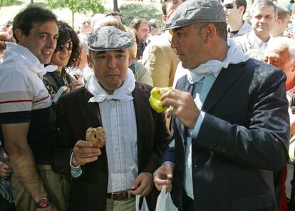 Los candidatos del PSOE a la presidencia de la Comunidad y al Ayuntamiento, Rafael Simancas (izquierda) y Miguel Sebastián, respectivamente, no dudaron en plena campaña electoral de vestirse de castizos, degustar rosquillas del santo y hasta bailar un chotis en la verbena de San Isidro el 15 de mayo de 2007.