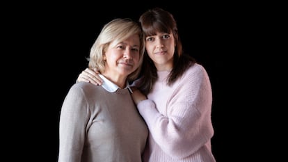 Sara Lozano junto a su madre Carmen Barez, enfermera.