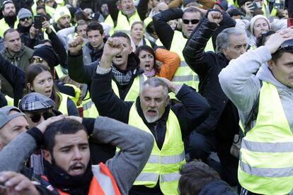 'Chalecos amarillos', durante la protesta de este sábado en París.