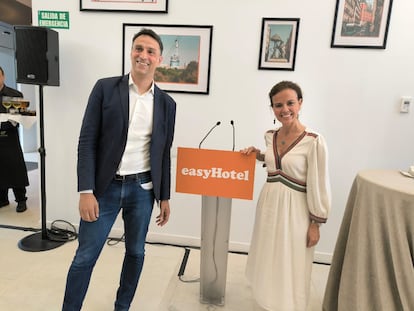 El consejero delegado de Easyhotel, Karim Malak, y la concejala de Turismo del Ayuntamiento de Madrid, Almudena Maíllo.