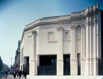 El ala Sainsbury de la National Gallery de Londres fue inaugurada el 9 de julio de 1991: una réplica posmoderna firmada por Venturi Scott Brown de la arquitectura neoclásica del edificio original.