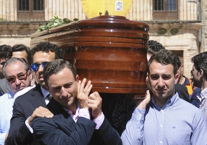 Compañeros de cuadrilla de Víctor Barrio a su salida de la iglesia de San Bartolomé de la localidad segoviana de Sepúlveda, donde hoy ha tenido lugar el funeral por el torero que murió el pasado sábado en la plaza de toros de Teruel mientras participaba en el segundo festejo de las Fiestas del Ángel.