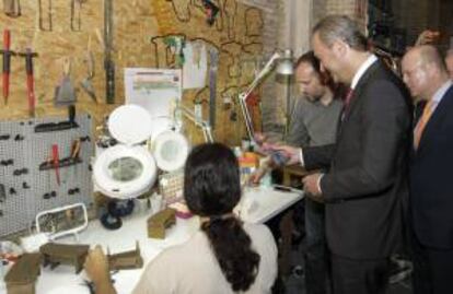 Fotografía facilitada por la Generalitat valenciana de su presidente, Alberto Fabra (2d), durante la visita a la empresa de animación Clay Animation, en Ribarroja del Turia (Valencia). EFE/Archivo
