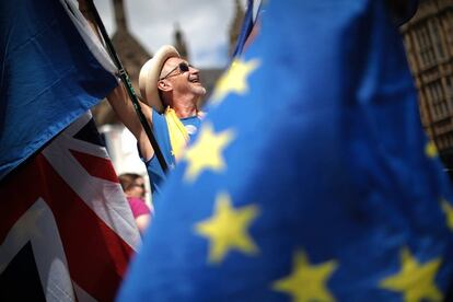 Manifestantes en contra de la salida de Reino Unido de la UE a las afueras del Parlamento británico, este miércoles en Londres.