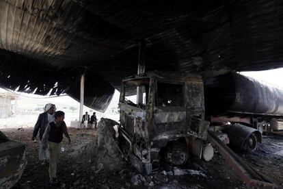 Varios yemeníes revisan los daños causados tras un ataque aéreo, supuestamente perpetrado por la coalición árabe, a las afueras de Saná (Yemen). Al menos siete personas murieron, entre ellas cinco civiles y dos rebeldes hutíes.