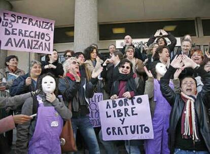 Mujeres frente a un juzgado en una protesta pro aborto