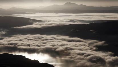 Un manto de nubes cubre casi en su totalidad el pantano de Yesa, en Navarra.