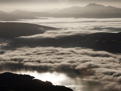 Un manto de nubes cubre casi en su totalidad el pantano de Yesa, en Navarra.