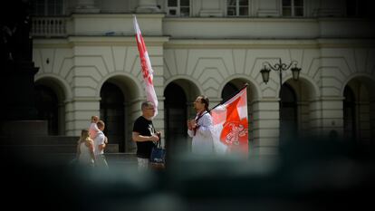 Disidentes bielorrusos, en una protesta contra su presidente en Varsovia.