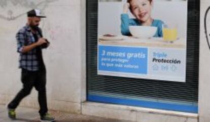 Un oficina de CaixaBank, en Madrid, con una promoci&oacute;n de seguros.