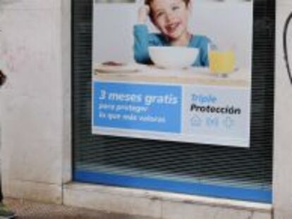 Un oficina de CaixaBank, en Madrid, con una promoci&oacute;n de seguros.