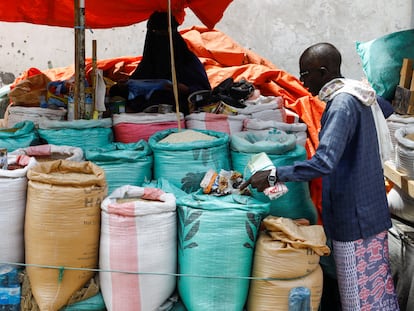 Venta de trigo en un mercado de Mogadiscio (Somalia) este 15 de julio.